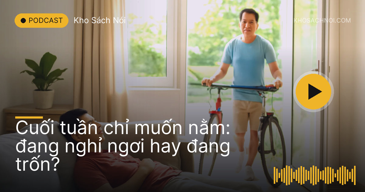 Chàng trai nằm trên sofa, người bạn đứng ở cửa với hai chiếc xe đạp