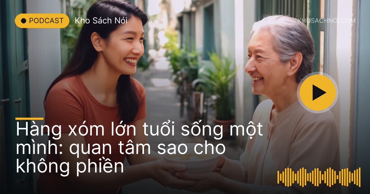 Cô gái trẻ đưa bát canh cho bà cụ hàng xóm ở cổng một ngôi nhà trong hẻm nhỏ