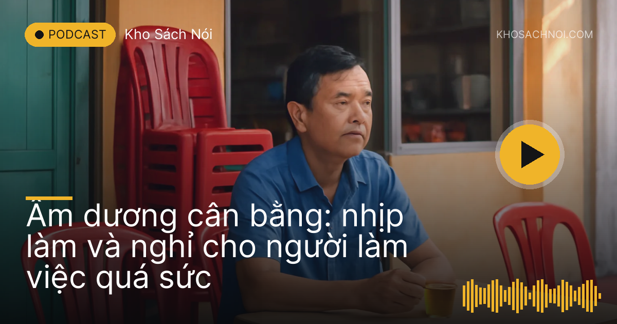 Người chủ quán ngồi nghỉ bên bàn ăn trống sau giờ đóng cửa buổi tối