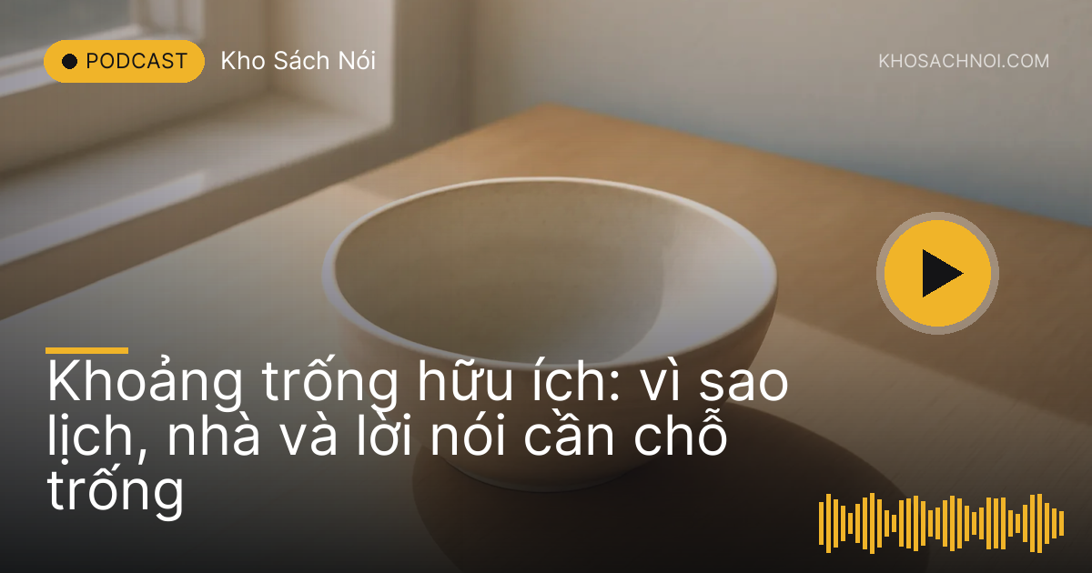 Chiếc bát gốm trống đặt trên mặt bàn gỗ dưới nắng sớm