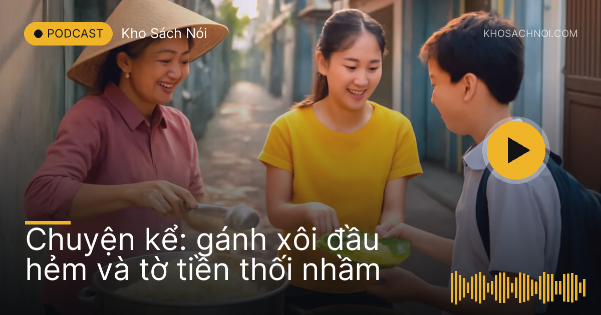 Người mẹ bán xôi gói xôi lá chuối cho khách ở đầu hẻm lúc sáng sớm