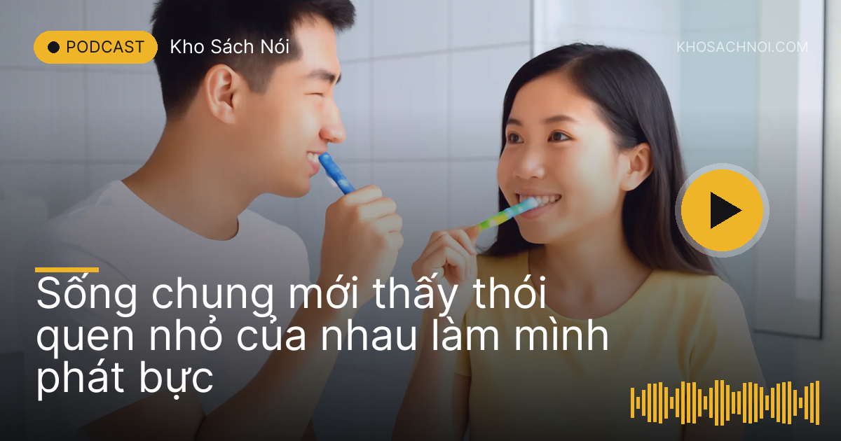 Vợ chồng trẻ đứng cạnh nhau đánh răng trước gương phòng tắm buổi sáng