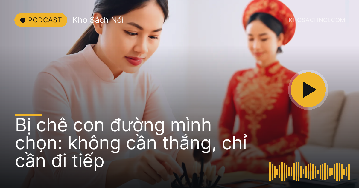 Cô thợ trang điểm trẻ sắp xếp cọ và phấn trước giờ làm việc