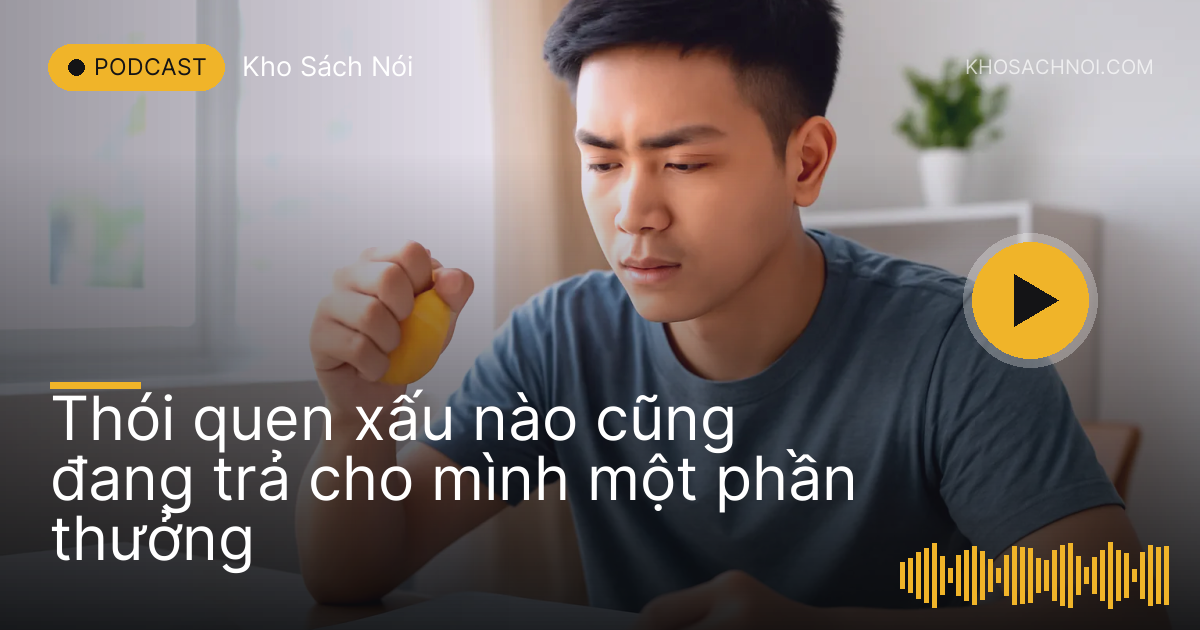 Chàng sinh viên ngồi ôn bài, tay bóp quả bóng cao su nhỏ