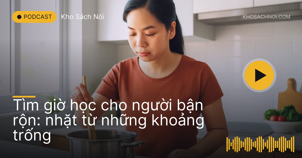 Người phụ nữ đeo tai nghe vừa nấu ăn vừa nghe bài học trong bếp