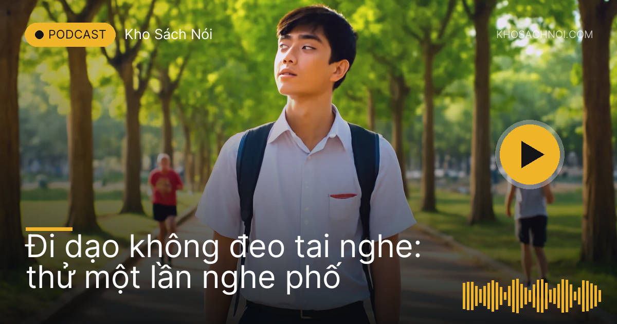 Cậu thiếu niên đi bộ trong công viên buổi chiều, không đeo tai nghe, nhìn quanh