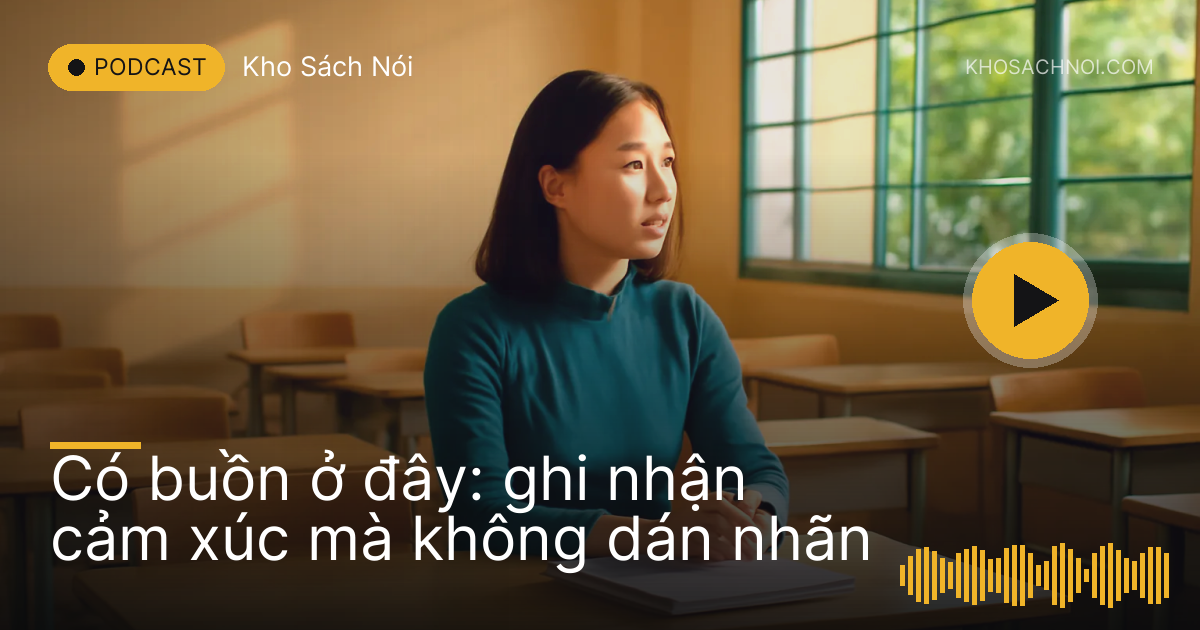 Cô giáo ngồi một mình trong lớp học vắng, trước chồng bài kiểm tra