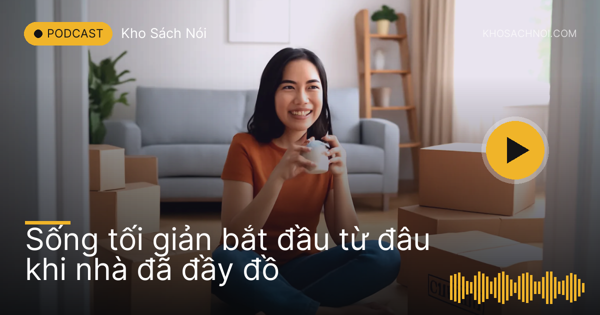 Người phụ nữ ngồi giữa phòng khách đang dọn dở, tay cầm cốc trà