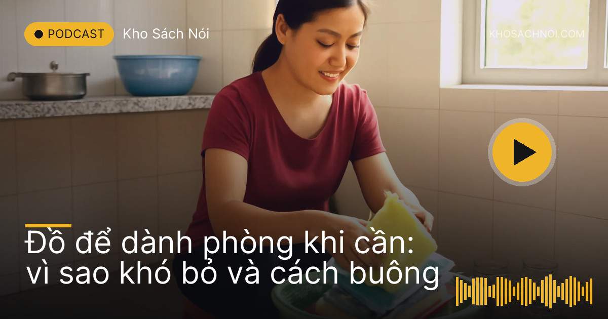 Người mẹ ngồi trên ghế nhựa thấp, phân loại chồng túi ni lông ở góc bếp