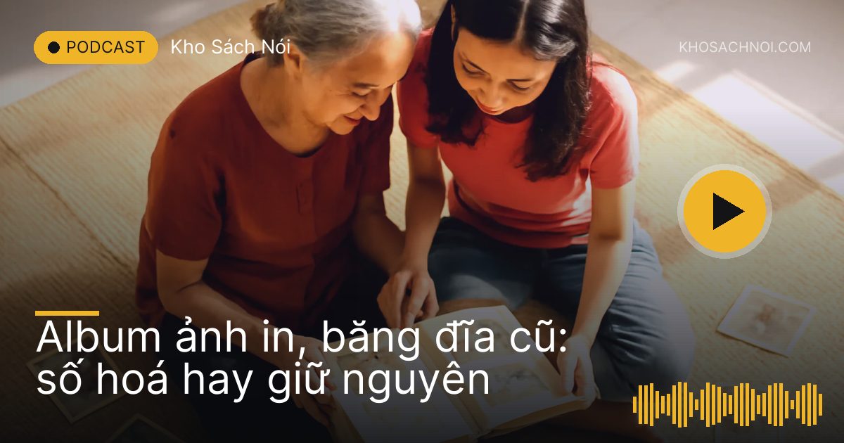 Mẹ và con gái ngồi trên chiếu xem cuốn album ảnh cũ