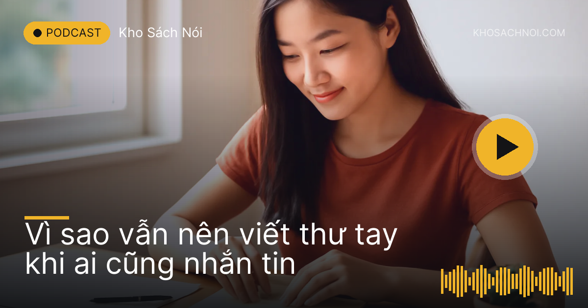 Cô gái dán phong bì ở bàn cạnh cửa sổ