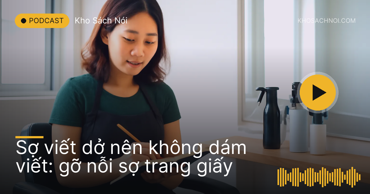 Cô thợ làm tóc viết sổ trong tiệm vắng khách