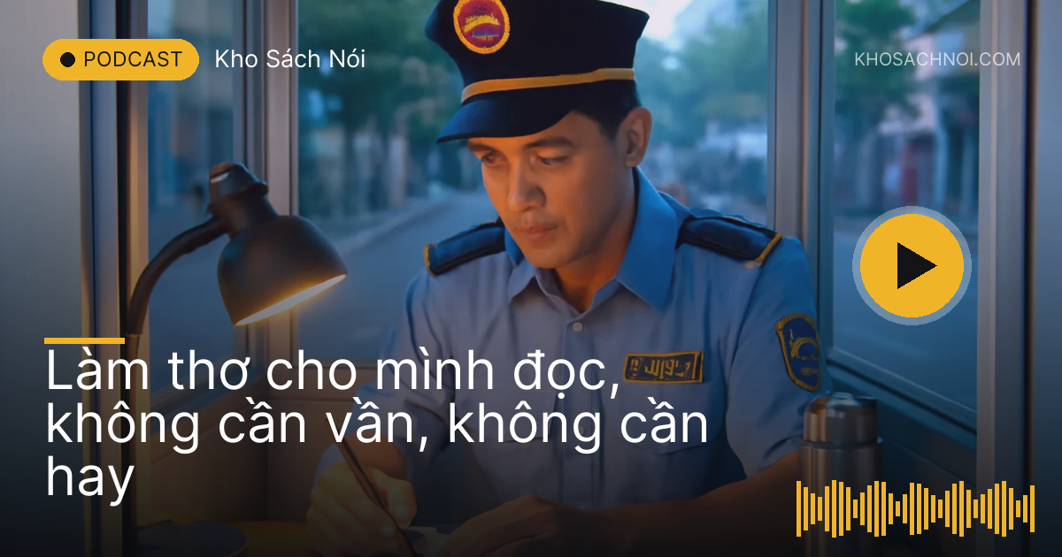 Anh bảo vệ ca đêm viết vào cuốn sổ nhỏ dưới ngọn đèn