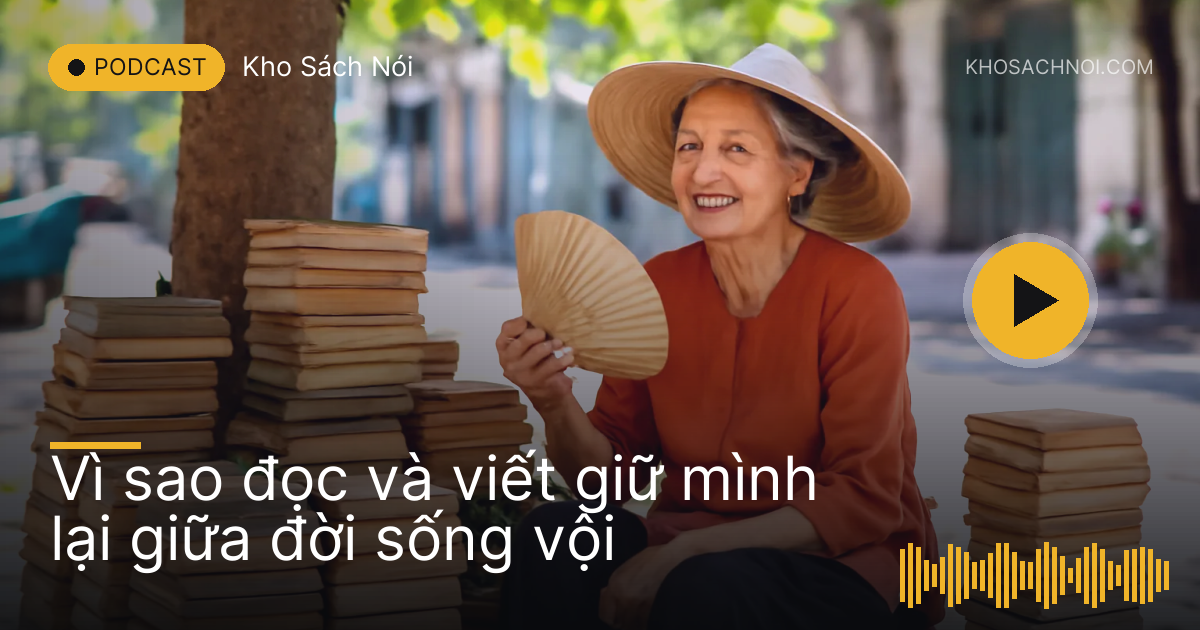 Bà cụ bán sách cũ ngồi giữa những chồng sách ở sạp