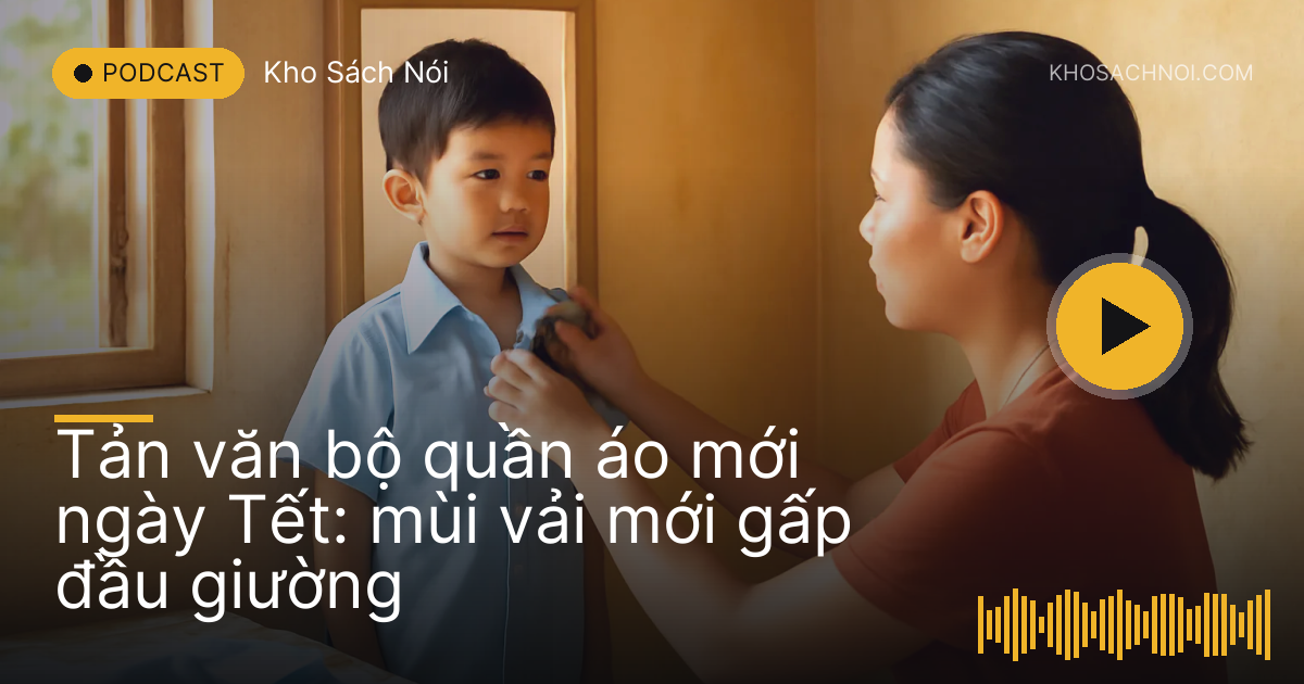 Đứa trẻ thử quần áo mới trước gương, người mẹ chỉnh lại cổ áo