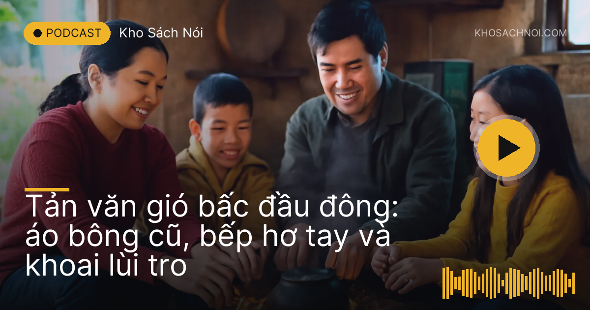 Gia đình ngồi quanh bếp lửa trong gian bếp quê mùa đông, nướng khoai trong tro