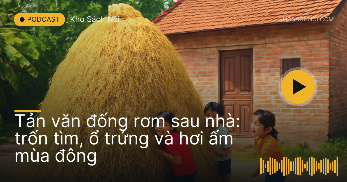 Đống rơm cao bên nhà quê, mấy đứa trẻ chơi đùa quanh đó buổi chiều