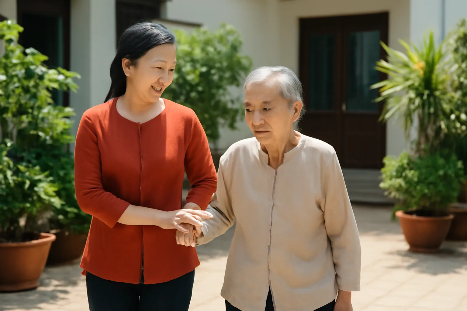 Người con dâu dìu mẹ chồng già đi dạo chậm rãi trong sân nhà