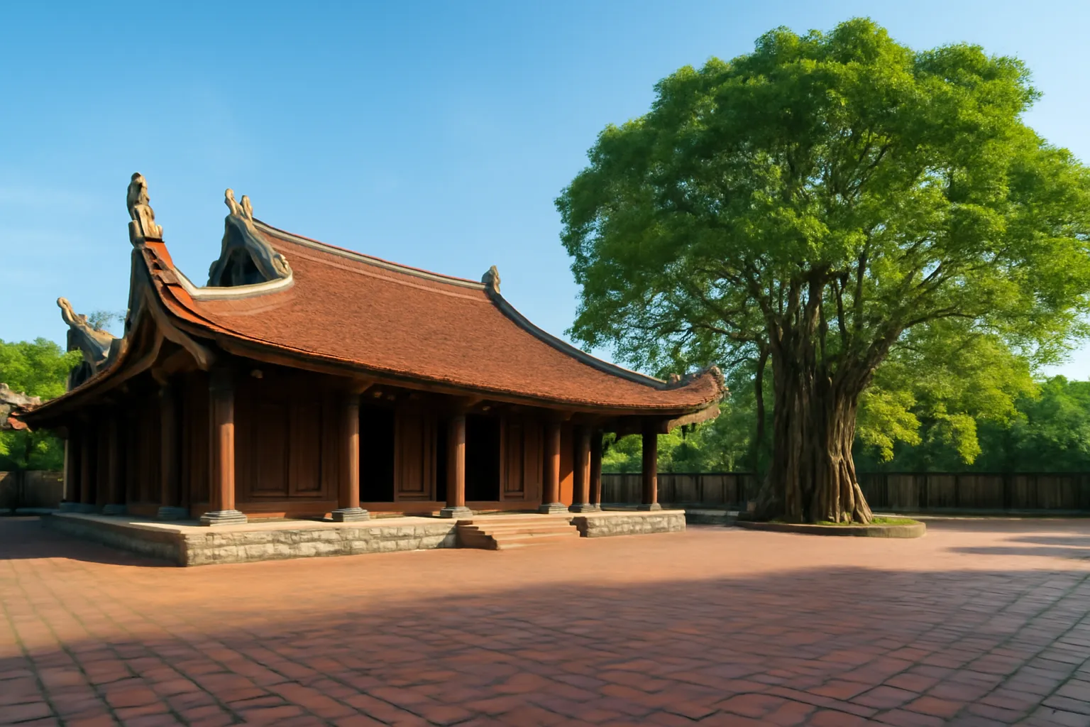Mái đình cổ cong vút với đầu đao, sân gạch rộng và cây đa lớn trong nắng sớm